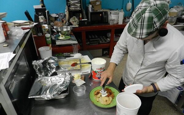 Bakery staffer Chris LaFountain makes a peasant lunch for a customer. Bakery staffer Chris LaFountain makes a peasant lunch for a customer. - Sputnik International