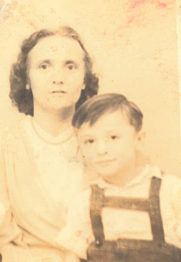 Irina Vadimovna Bolychevtseva and her son Leonid fled Russia along with her younger sister during World War II. Irina Vadimovna Bolychevtseva and her son Leonid fled Russia along with her younger sister during World War II. - Sputnik International