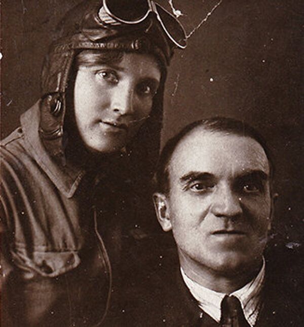 Irina Vadimovna Bolychevtseva, seen with her father, was a Soviet ace fighter pilot in the Russo-Finnish war. - Sputnik International
