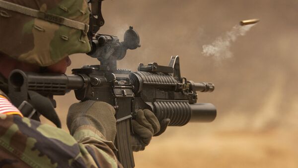 A US Army soldier fires an M-4 rifle (File photo) - Sputnik International