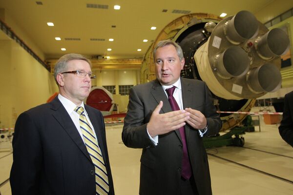 Russian Deputy Prime Minister Dmitry Rogozin (Right) - Sputnik International