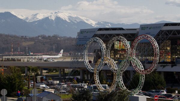 The five Olympic rings stand in front of the Sochi Airport. - Sputnik International