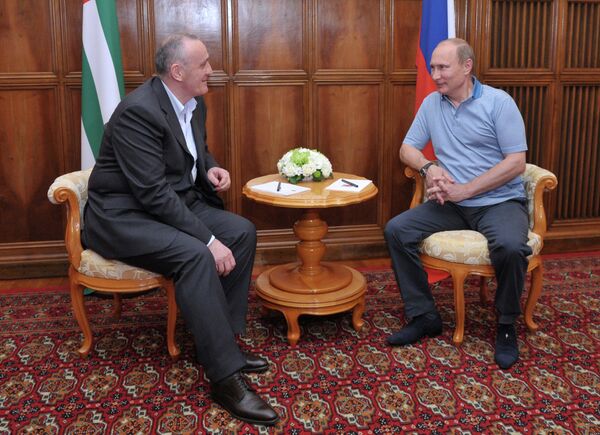 Russian President Vladimir Putin meeting with his Abkhaz counterpart, Alexander Ankvab, in Pitsunda on August 25, 2013. - Sputnik International