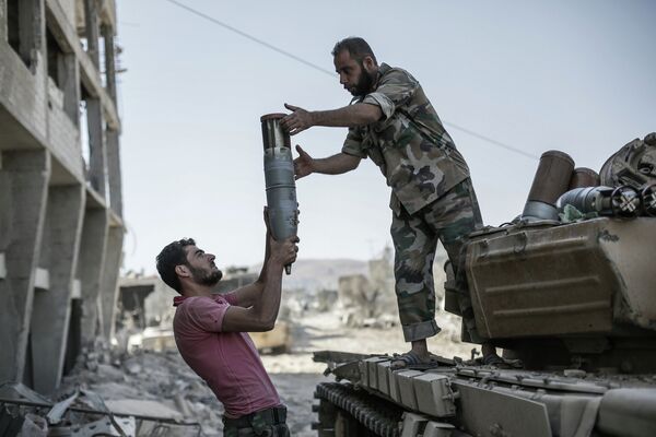 Syrian army soldiers loading a tank with ammunition in a Damascus suburb. August 28, 2013. - Sputnik International
