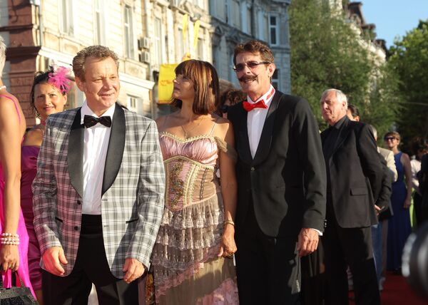 Maski Show group’s artistic director and actor Georgy Deliyev (left) - Sputnik International