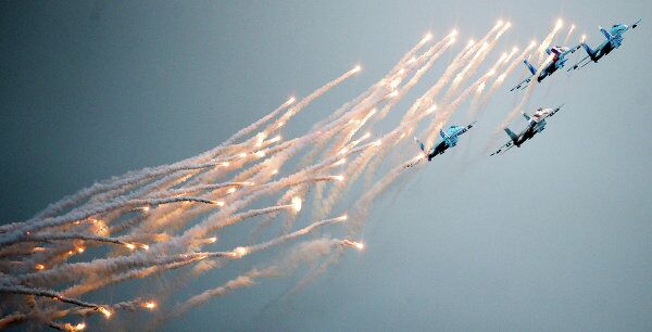 Incredible Maneuvers at the MAKS Airshow - Sputnik International