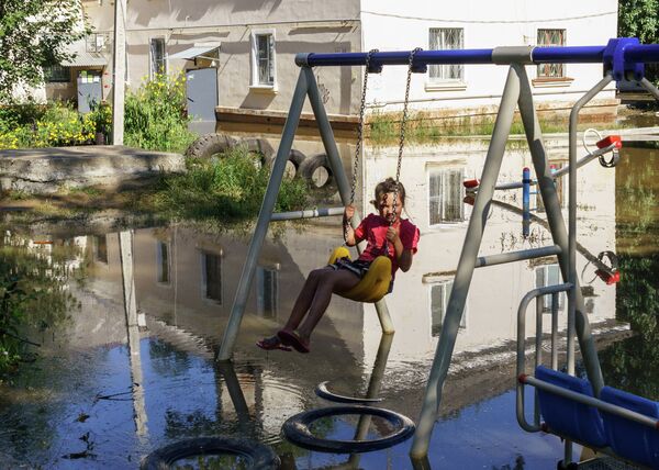 A girl on a swing in flood-hit Khabarovsk - Sputnik International