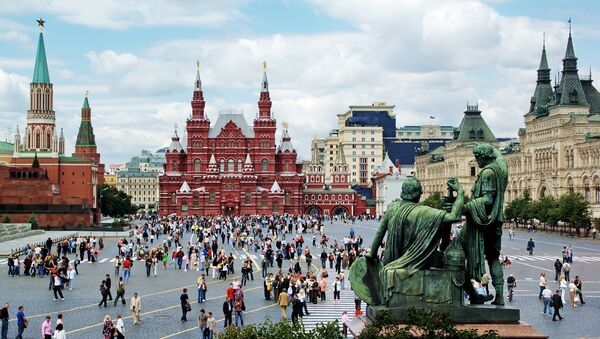 People walk  on the Red Square in Moscow. - Sputnik International