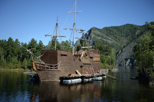 Siberian Enthusiast Recreates Disney’s Black Pearl Ship - Sputnik International