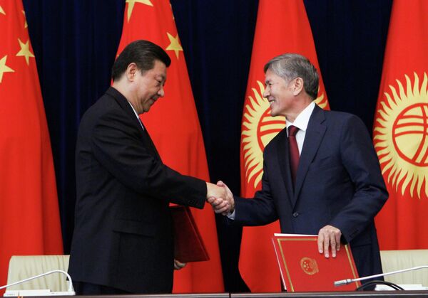 Visiting Chinese President Xi Jinping meets in Bishkek on Wednesday with his Kyrgyz counterpart, Almazbek Atambayev. - Sputnik International