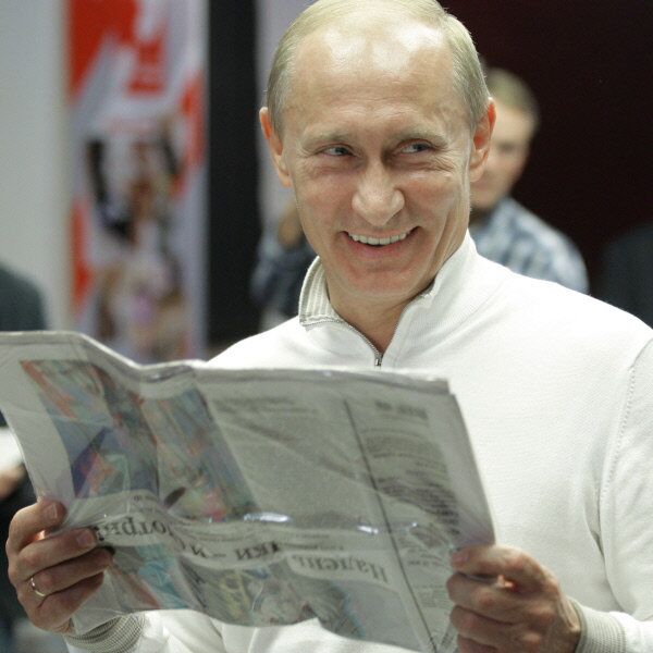 Russian President Vladimir Putin, photographed reading a Russian newspaper in 2012 - Sputnik International