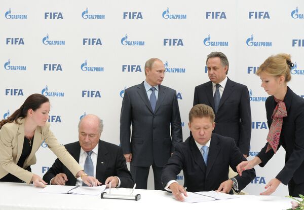 FIFA President Sepp Blatter, Russian President Vladimir Putin, Sports Minister Vitaly Mutko and Gazprom CEO Alexei Miller during a signing ceremony, September 14, 2013 - Sputnik International