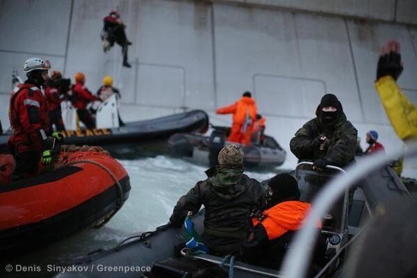 Russian border guards detaining Greenpeace activists scaling Gazprom's oil rig on September 18, 2013 - Sputnik International