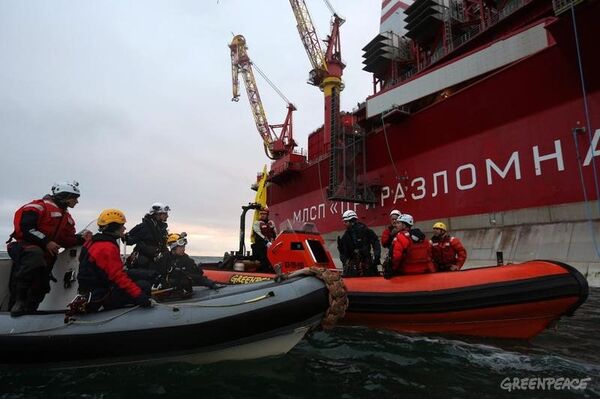 Greenpeace activists trying to scale Prirazlomnaya oil rig in mid-September - Sputnik International
