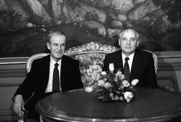 Soviet President Mikhail Gorbachev meeting with his Syrian counterpart Hafez al-Assad in Moscow. April 28, 1990 - Sputnik International