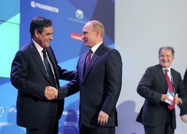 Former French Prime Minister Francois Fillon and  Russian President Vladimir Putin during Valdai Club plenary session - Sputnik International
