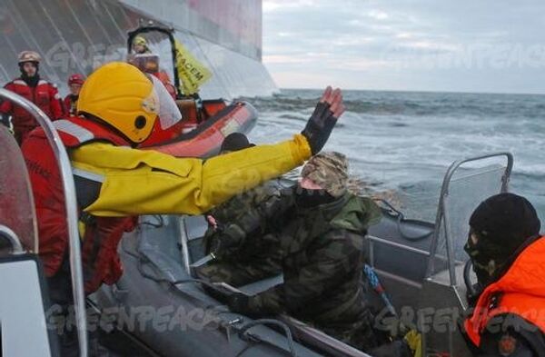 Russian border guards detaining Greenpeace activists scaling Gazprom's oil rig on Wednesday Russian border guards detaining Greenpeace activists scaling Gazprom's oil rig on Wednesday - Sputnik International