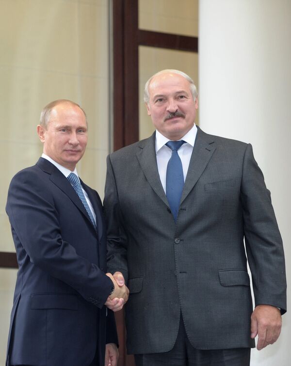 Russian President Vladimir Putin and his Belarusian counterpart Alexander Lukashenko at the CSTO meeting - Sputnik International