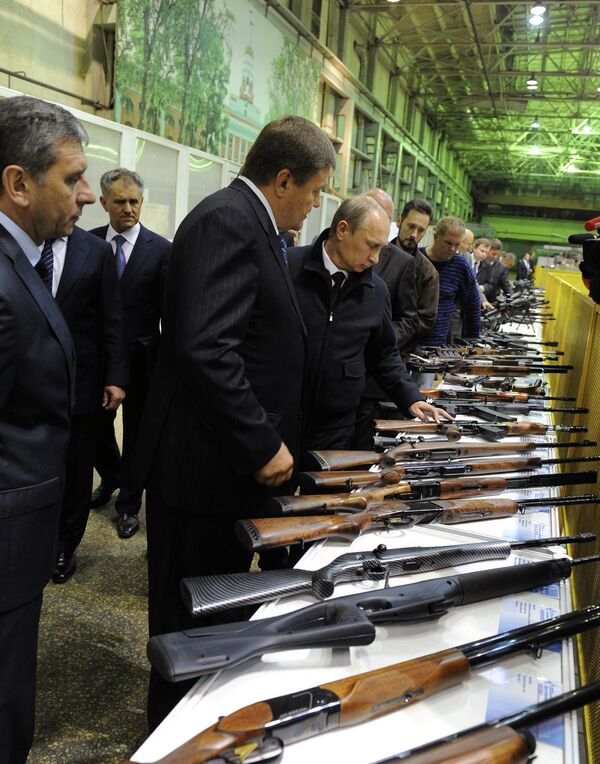 Vladimir Putin visiting Kalashnikov factory - Sputnik International