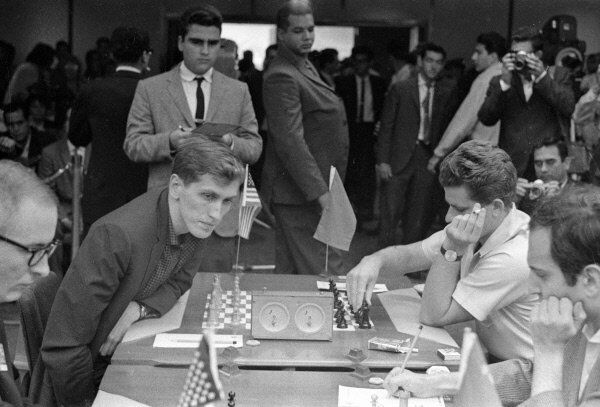 Boris Spassky (right) and Bobby Fischer (left) prepare to face off at a chess competition in Havana in 1966. - Sputnik International