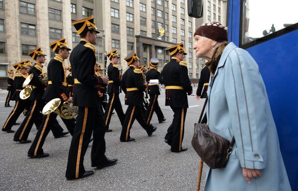 An elderly woman watches a parade in Moscow in early September. - Sputnik International