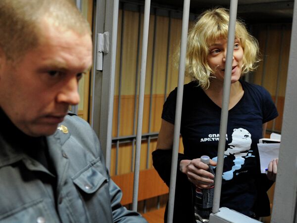 Detained Greenpeace activist Sini Saarela (right) - Sputnik International