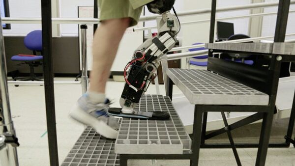 An American man has become the first person to walk with a thought-controlled bionic leg. - Sputnik International