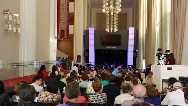 A packed house of hundreds of spectators crowded into the Kennedy Center’s Millenium Stage performance area for the Tuesday night performance. - Sputnik International