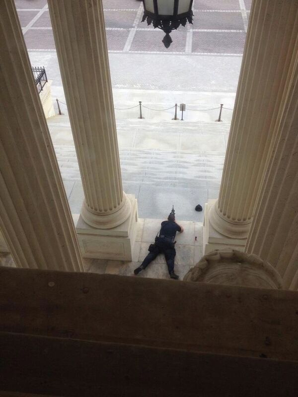 A police officer takes position after the shooting outside the US Capitol building. - Sputnik International