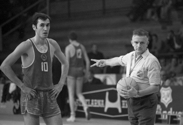 Sergei Belov, left, competes at the world basketball championship in Serbia in 1970. - Sputnik International