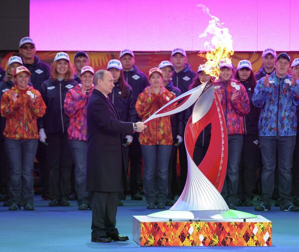 Putin Lights Olympic Flame on Red Square - Sputnik International