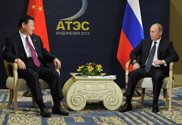 Xi Jinping and Vladimir Putin at an Asian economic forum in Indonesia - Sputnik International