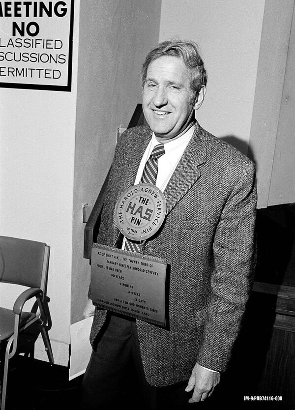 Harold Agnew, photographed receiving an award in 1974 - Sputnik International