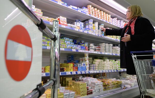 Shelve with dairy in a Russian supermarket with products from Lithuania - Sputnik International