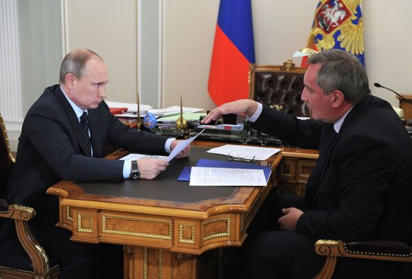 Russian President Vladimir Putin with Deputy Prime Minister Dmitry Rogozin - Sputnik International
