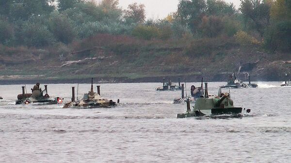 Marines Cross Volga River in APCs and Repel Attack by ‘Enemy’ Troops - Sputnik International