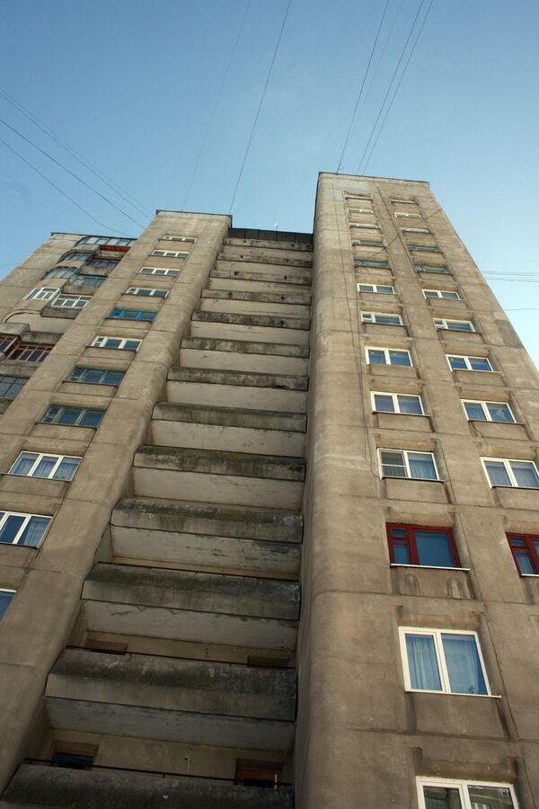 Drunk Russian Survives 8-Floor Fall Onto Car. (Archive) - Sputnik International