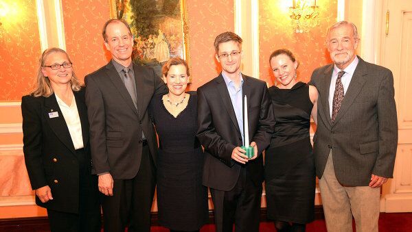 Edward Snowden (third from right) receives the Sam Adams Associates for Integrity in Intelligence Award alongside UK WikiLeaks journalist Sarah Harrison (second from right), who took Snowden from Hong Kong to Moscow, and the US government whistleblowers who presented the award (left to right) Coleen Rowley (FBI), Thomas Drake (NSA), Jesselyn Raddack (Department of Justice) and Ray McGovern (CIA) on October 9, 2013 in Moscow. - Sputnik International