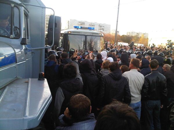Police intervene as protest over a killing in southern Moscow turns violent. - Sputnik International