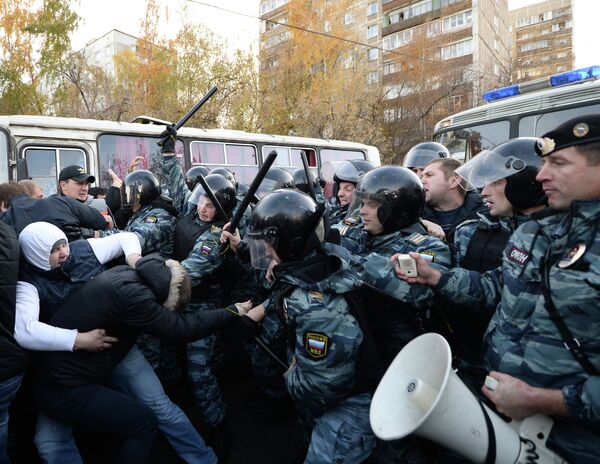 OMON riot police detain protestors on hooliganism - Sputnik International