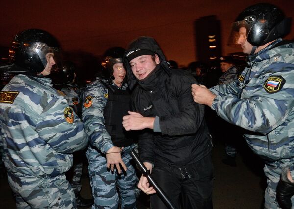 OMON riot police detain a protest participant in southern Moscow - Sputnik International
