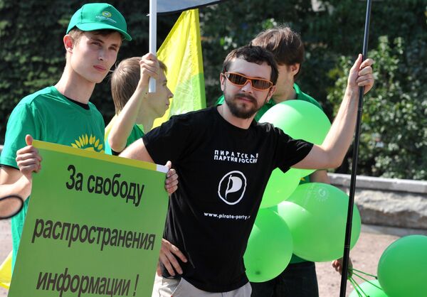 Pirate Party leader Pavel Rassudov (right) and activist at a meeting in August, 2013 - Sputnik International