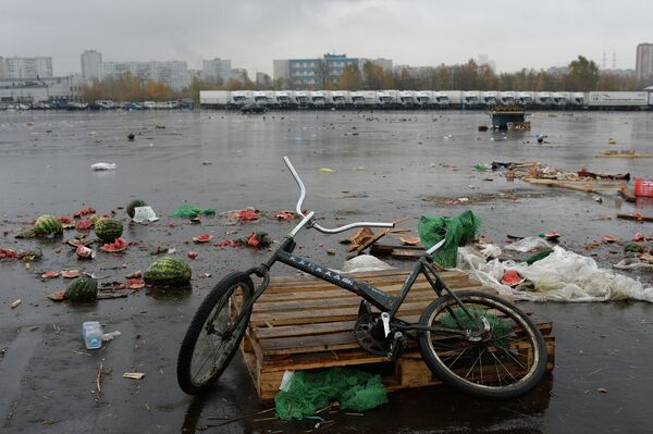 An abandoned bicycle at the vegetable market in  in Moscow’s southern Biryulyovo neighborhood. Oct. 16, 2013. - Sputnik International