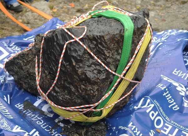 Russian Team Recovers Huge Meteorite Chunk From Urals Lake - Sputnik International