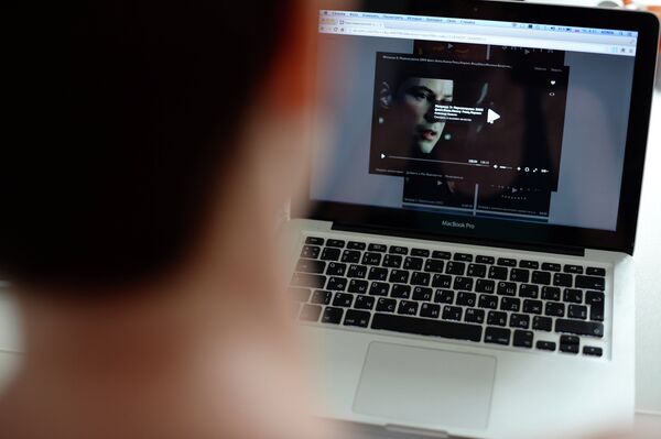 A man watches an illegally uploaded movie - Sputnik International