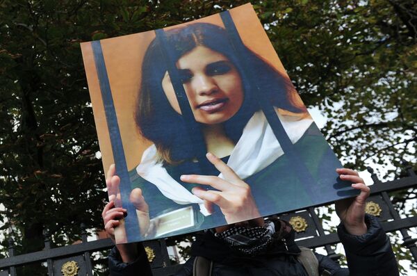 A protester holding picture of Nadezhda Tolokonnikova - Sputnik International