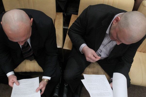 Bald lawmakers huddle at the Russian state Duma in Moscow in 2011. - Sputnik International