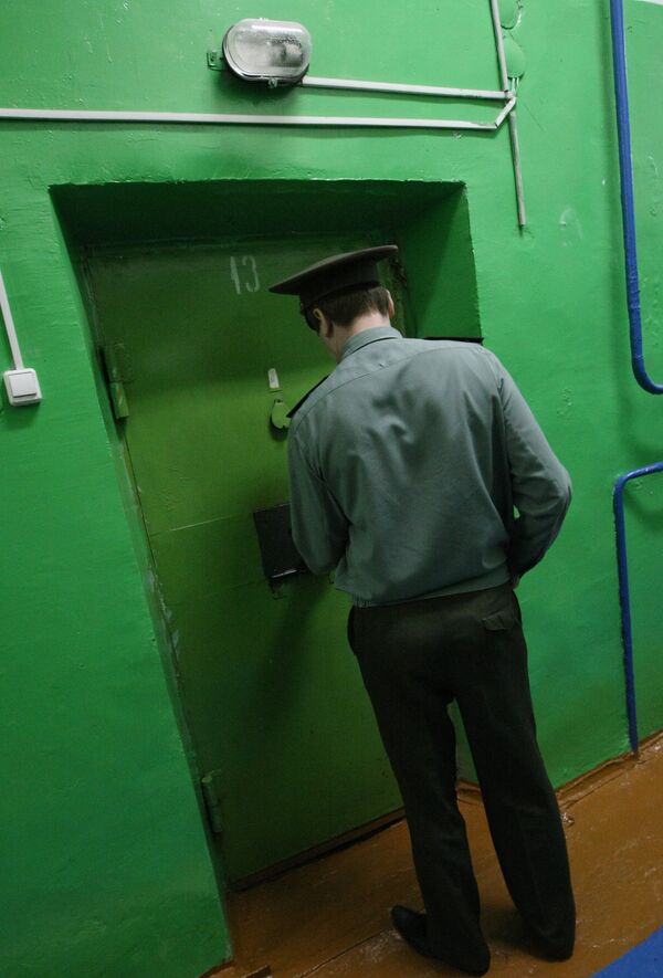 Guard opening prison cell - Sputnik International