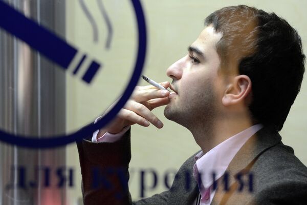 Moscow Region Court Seeks Closure of Airport Smoking Zones - Sputnik International