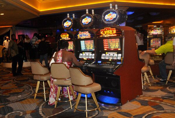 People play on slot machines in Las Vegas. - Sputnik International